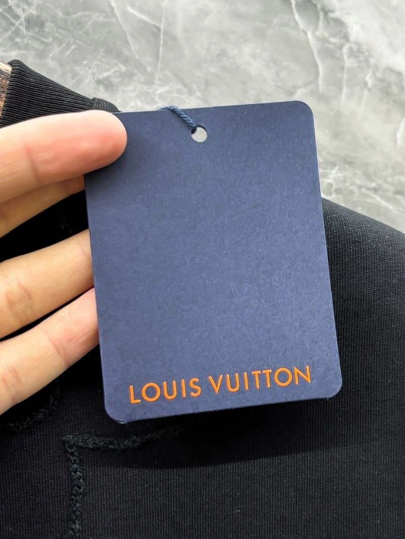 Modern Louis Vuitton T-Shirts 136187