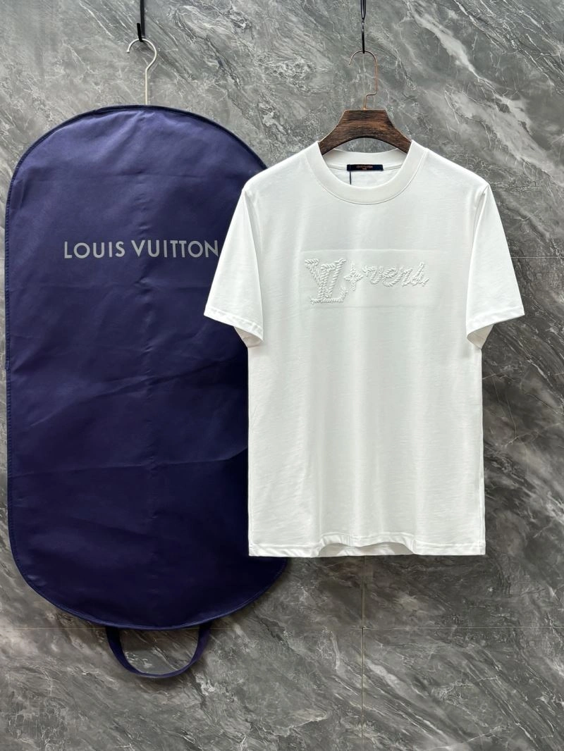 Sleek Louis Vuitton T-Shirts 136201