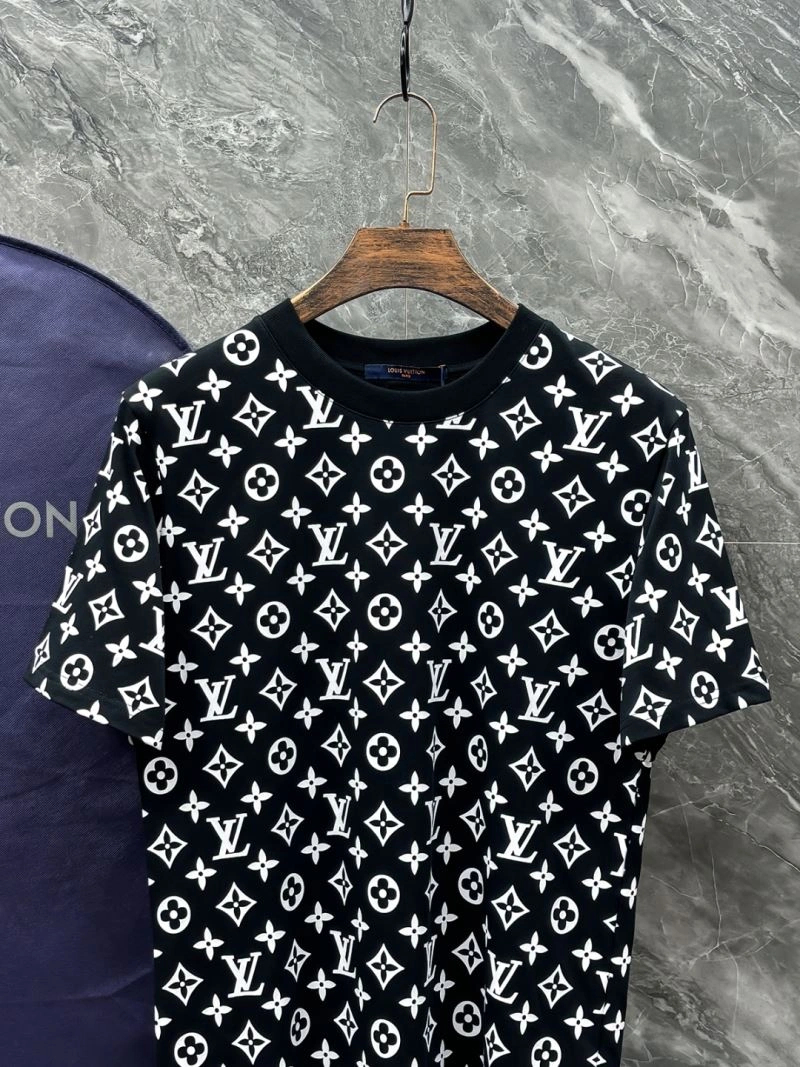 Snug Louis Vuitton T-Shirts 136172