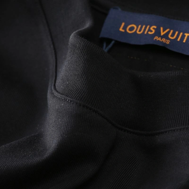 Modern Louis Vuitton T-Shirts 136165