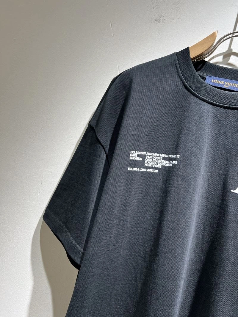 Unisex Louis Vuitton T-Shirts 136101