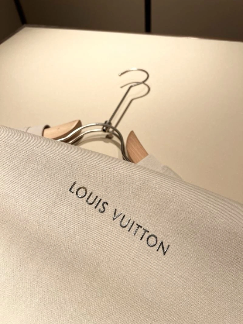Louis Vuitton T-Shirts Trendsetting 136159
