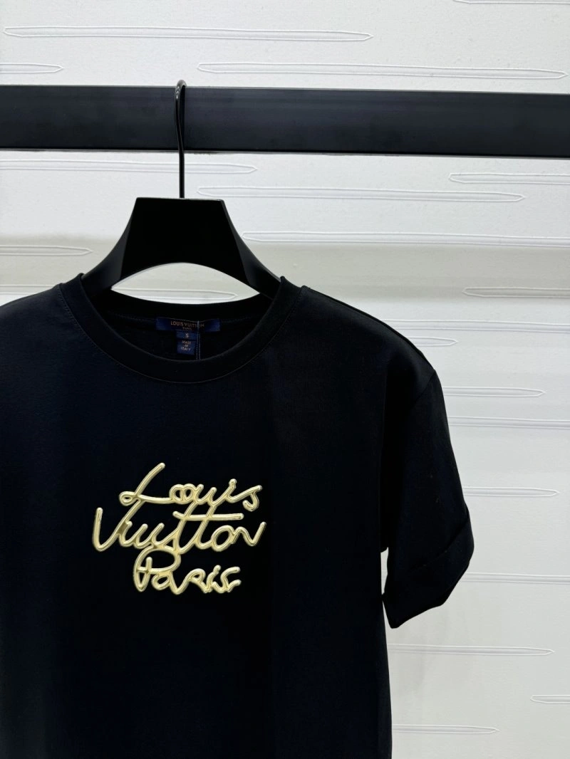 Sleek Louis Vuitton T-Shirts 131607