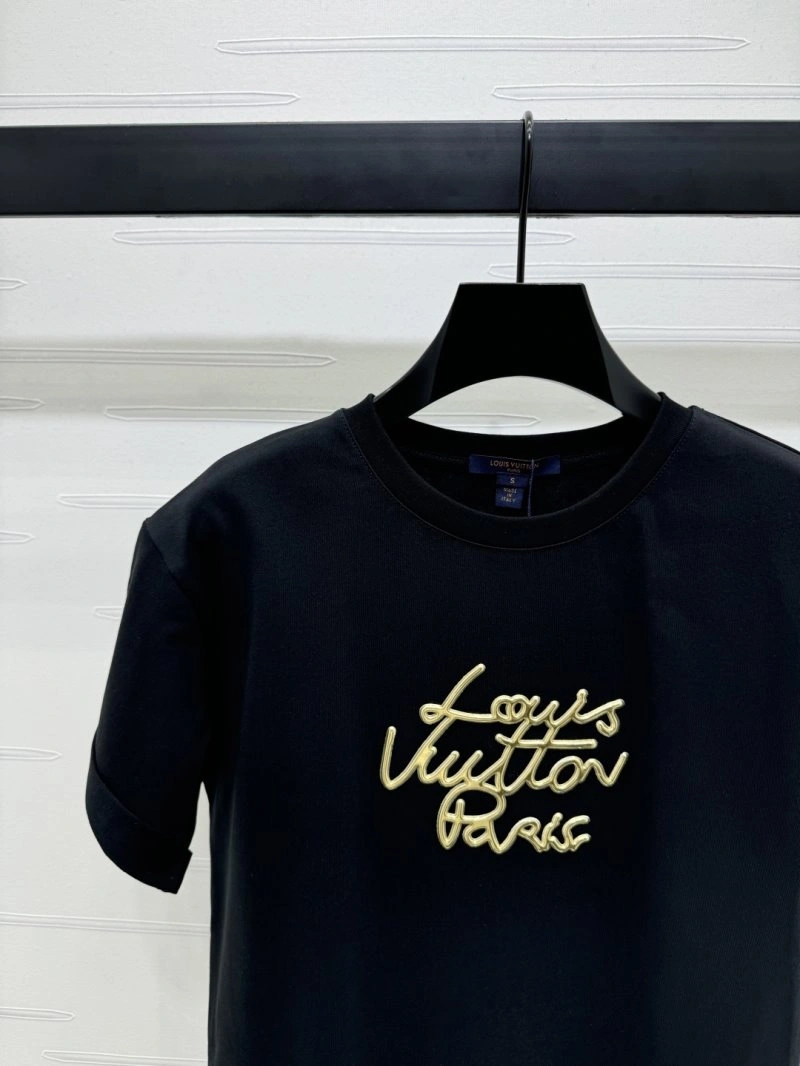 Sleek Louis Vuitton T-Shirts 131607