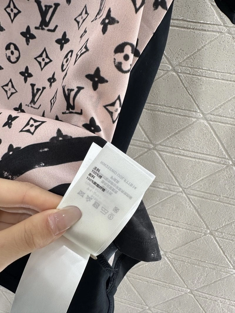 Stretchable Louis Vuitton T-Shirts 131578
