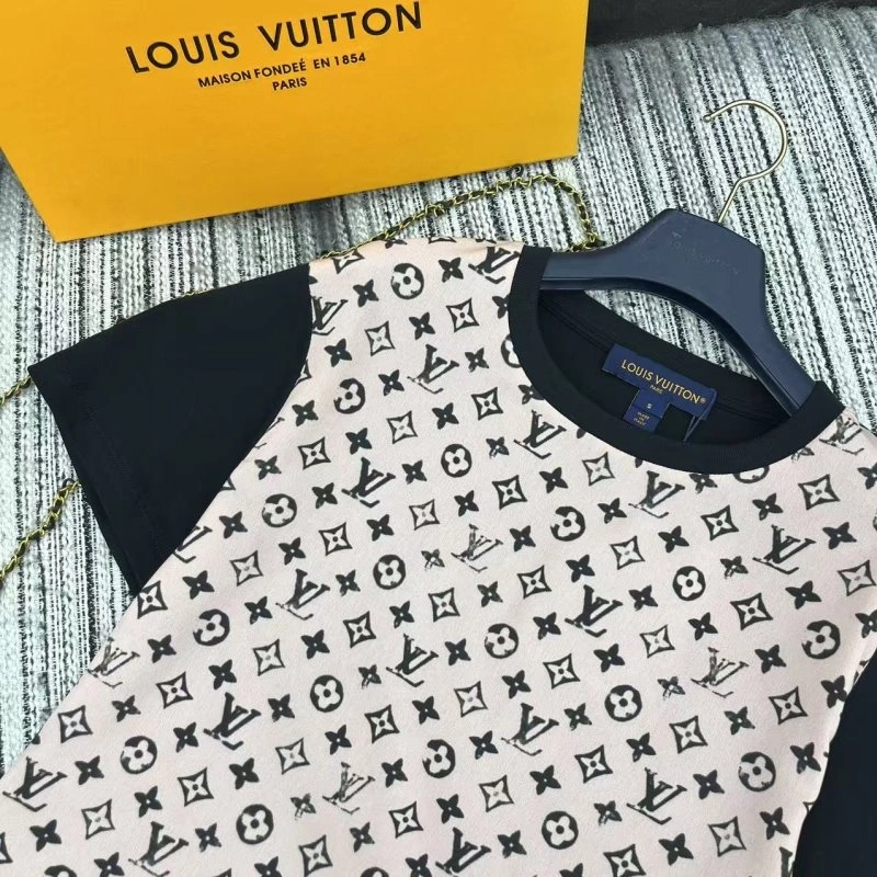 Louis Vuitton T-Shirts Sleek 131582