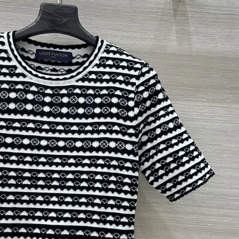 Tailored Louis Vuitton T-Shirts 131521