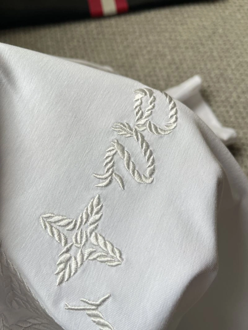 Resilient Louis Vuitton T-Shirts 135723