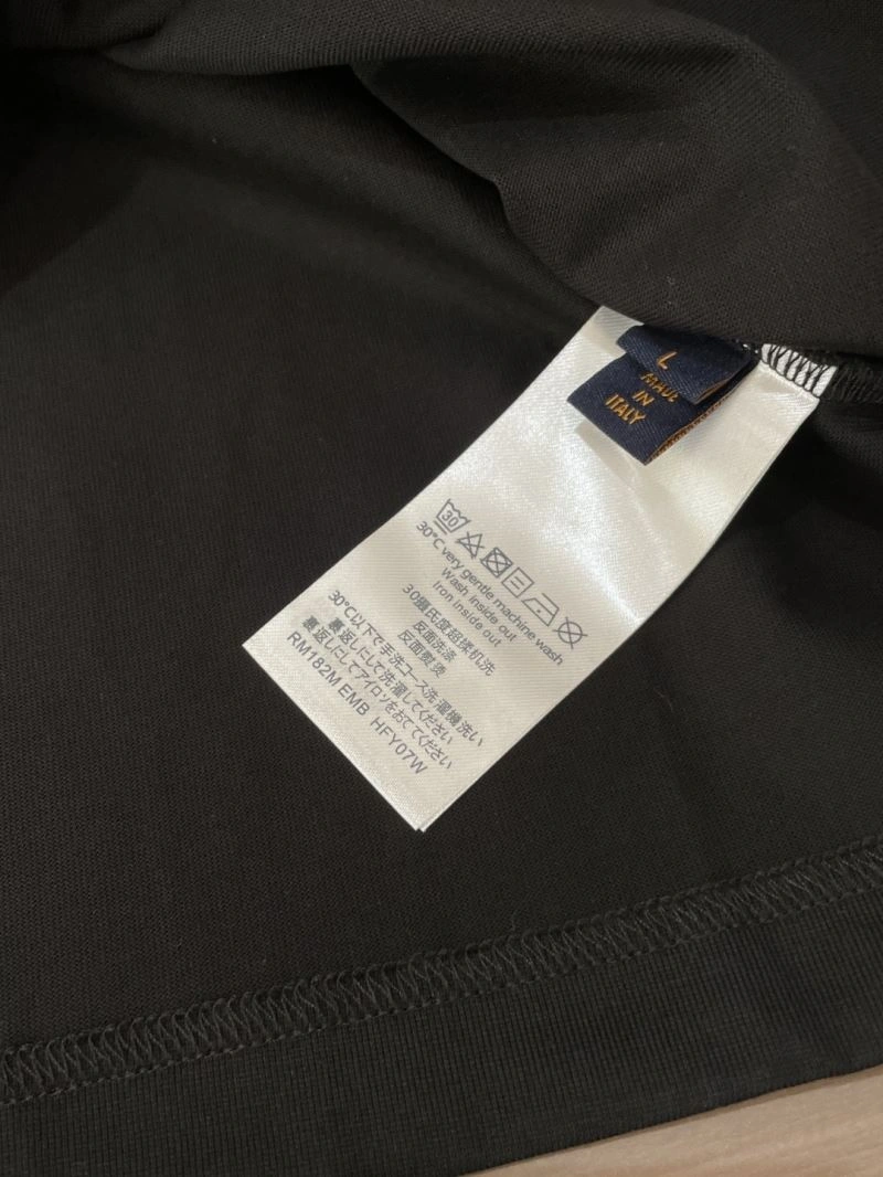 Louis Vuitton T-Shirts Sleek 135585