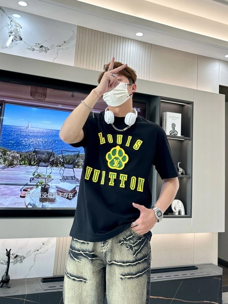 Louis Vuitton T-Shirts Sleek 135585