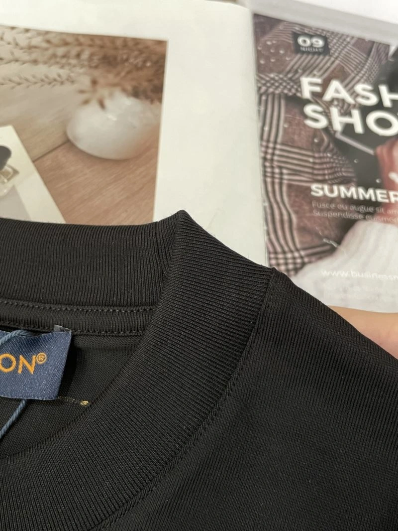 Louis Vuitton T-Shirts Sleek 135585