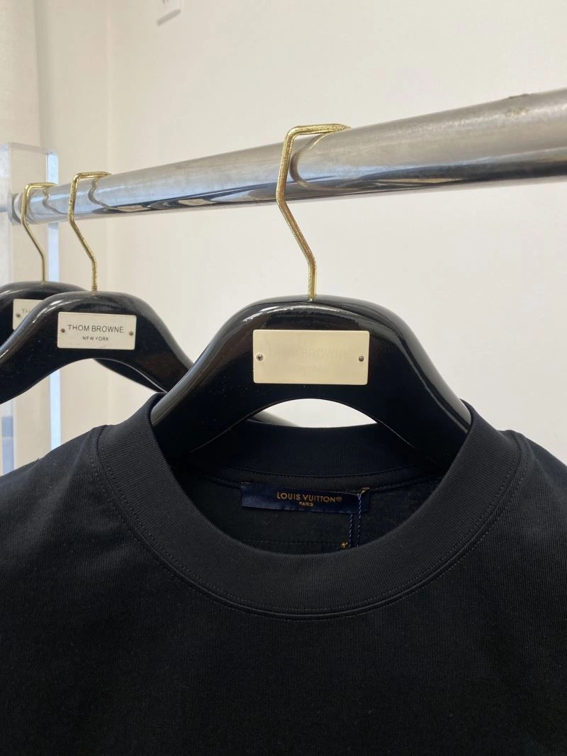 Modern Louis Vuitton T-Shirts 135555