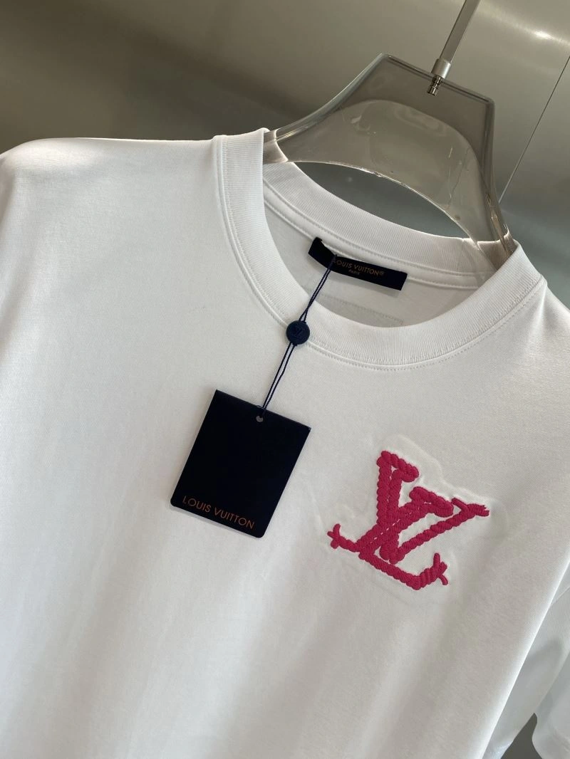 Functional Louis Vuitton T-Shirts 135565