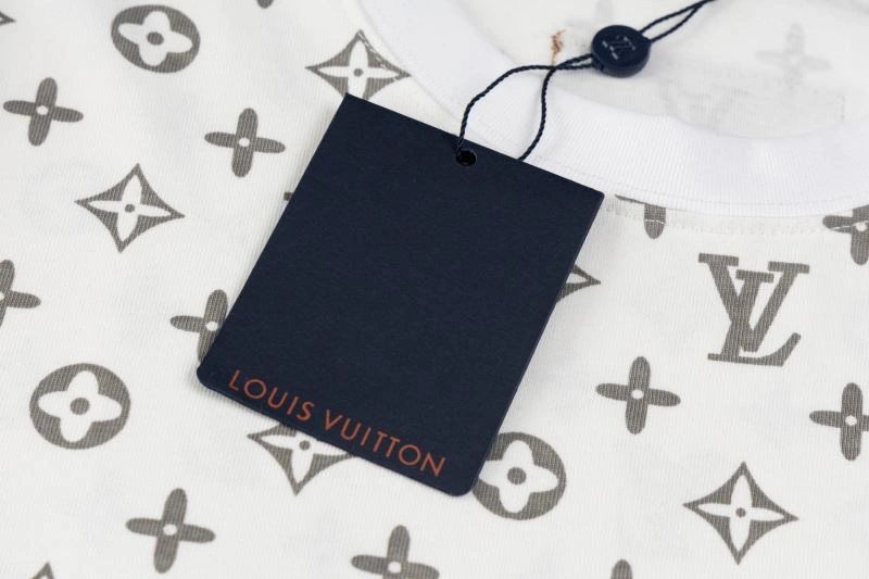 Versatile Louis Vuitton T-Shirts 135524