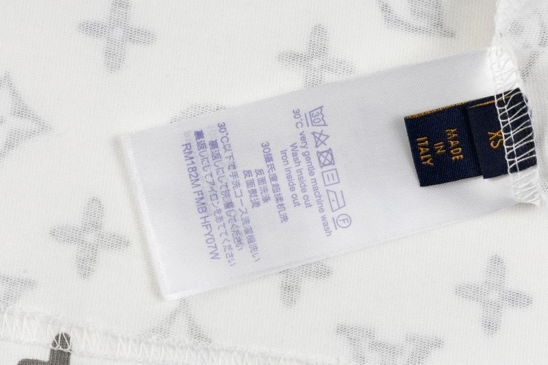 Versatile Louis Vuitton T-Shirts 135524