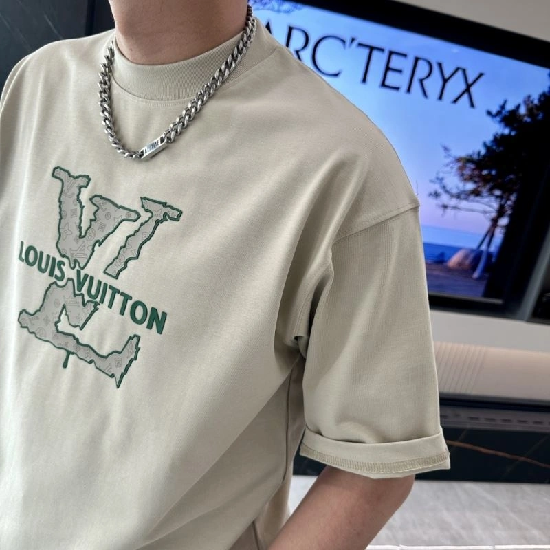 Unisex Louis Vuitton T-Shirts 135509