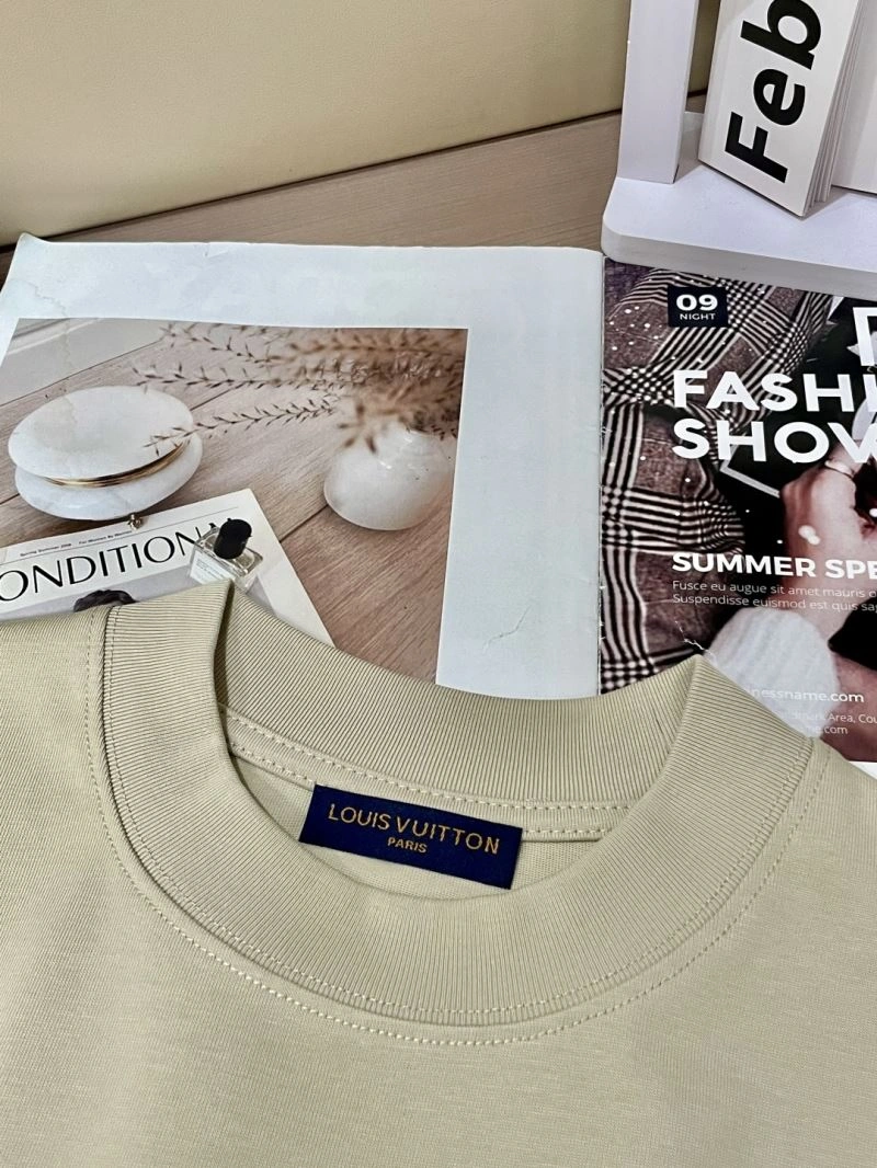 Unisex Louis Vuitton T-Shirts 135509