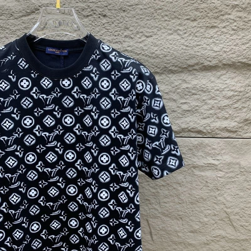 Minimalist Louis Vuitton T-Shirts 135476