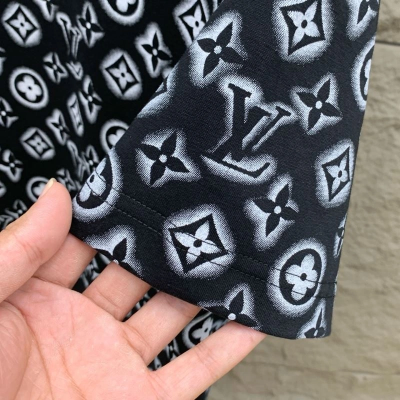 Minimalist Louis Vuitton T-Shirts 135476