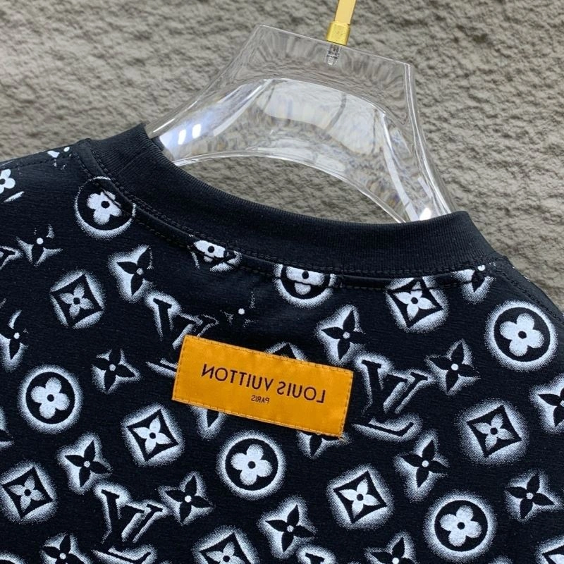 Minimalist Louis Vuitton T-Shirts 135476