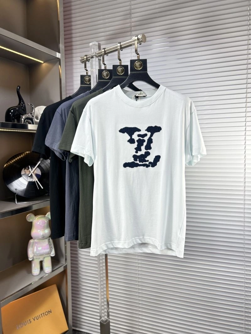 Sleek Louis Vuitton T-Shirts 135424