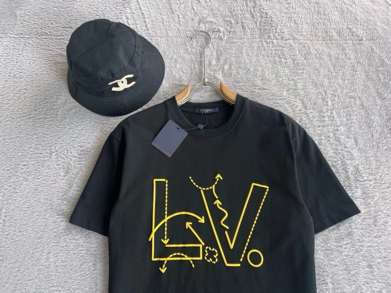 WellDesigned Louis Vuitton T-Shirts 135355