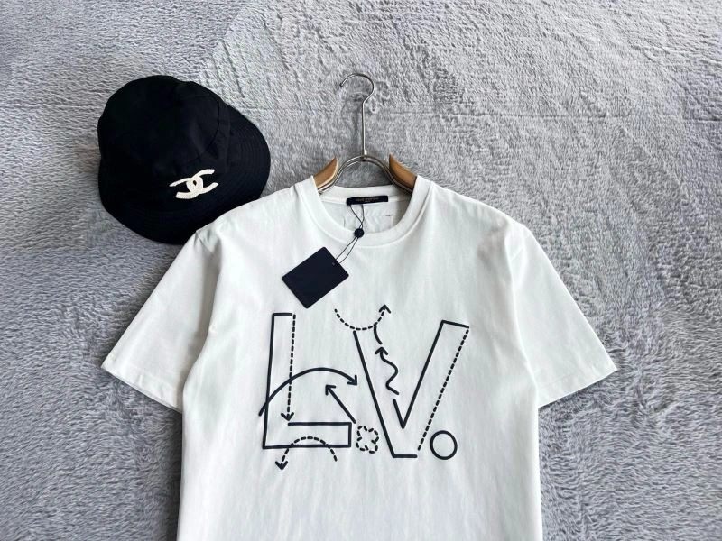 Effortless Louis Vuitton T-Shirts 135354