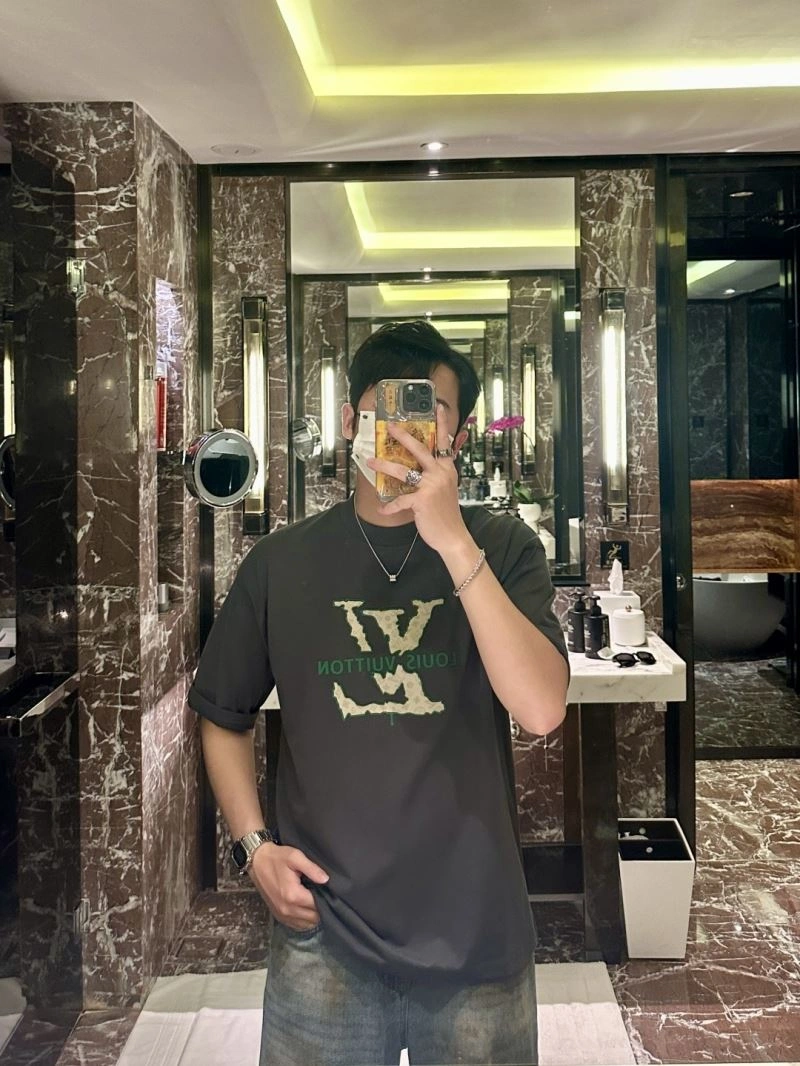 Breathable Louis Vuitton T-Shirts 135310