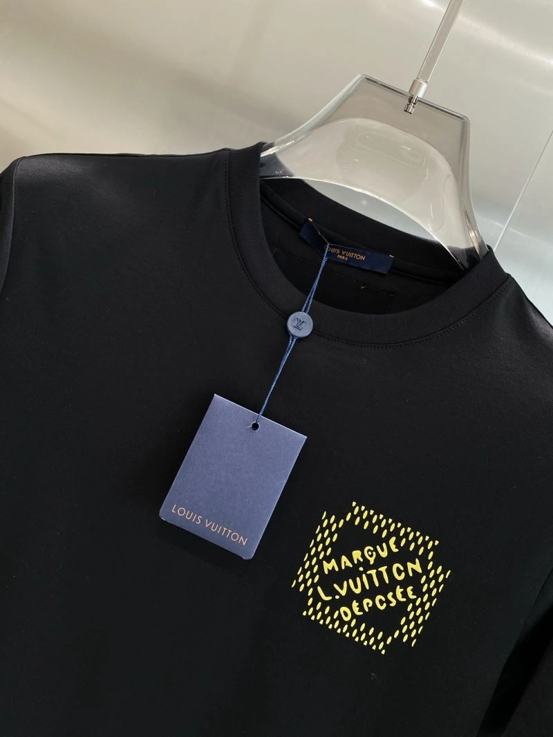 Louis Vuitton T-Shirts Versatile 135282