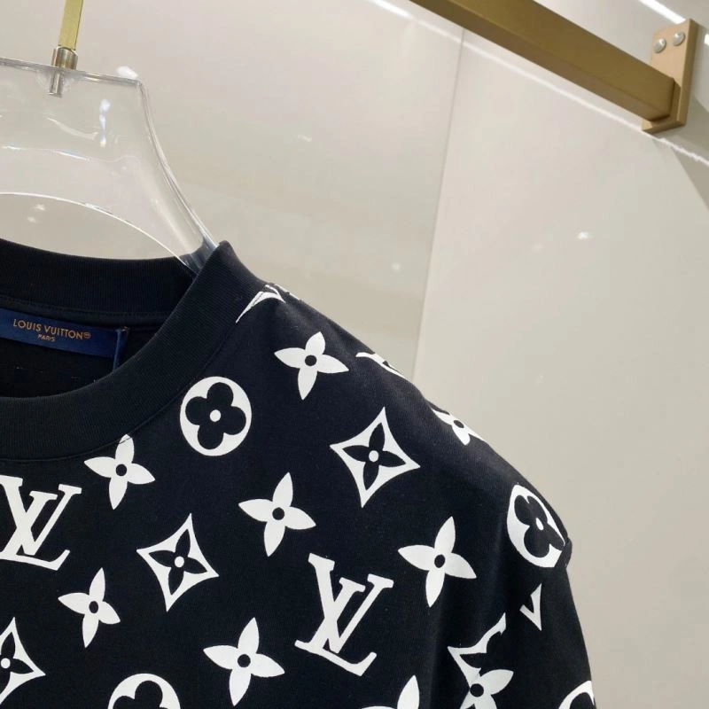 Louis Vuitton T-Shirts Resilient 135258