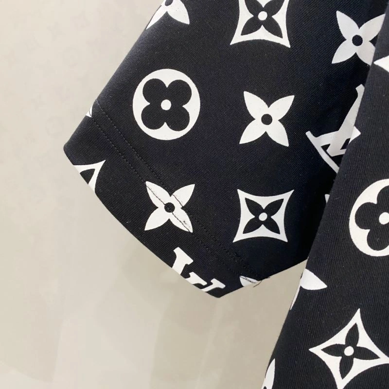 Louis Vuitton T-Shirts Resilient 135258