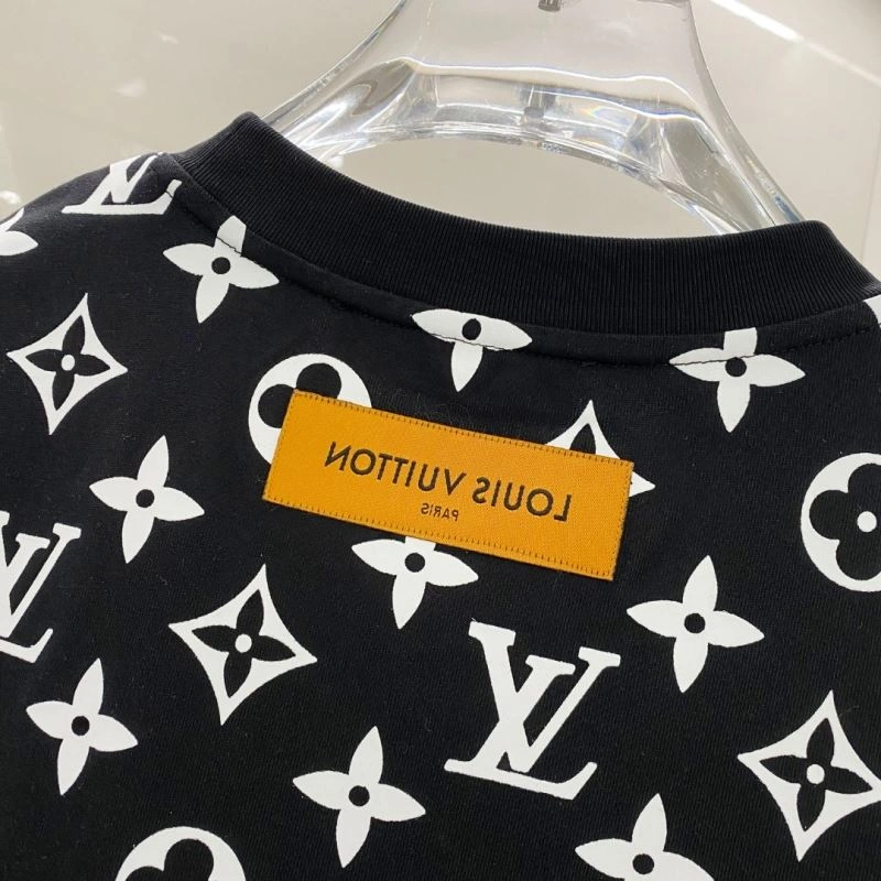 Louis Vuitton T-Shirts Resilient 135258