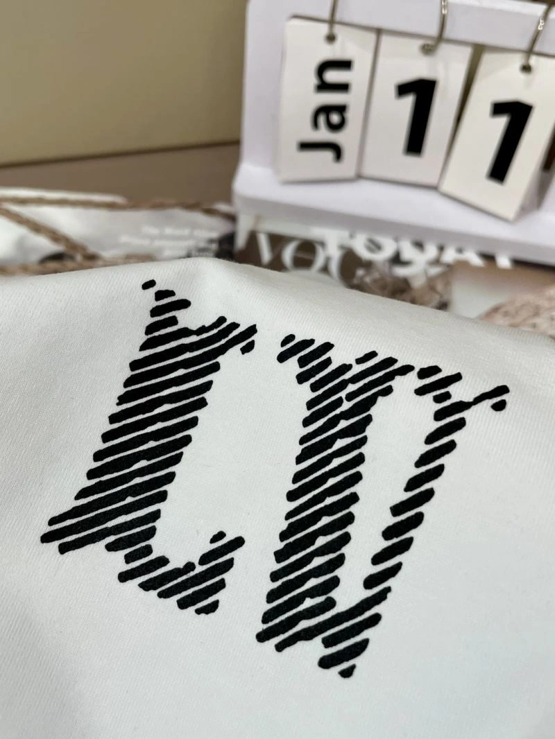FashionForward Louis Vuitton T-Shirts 135229