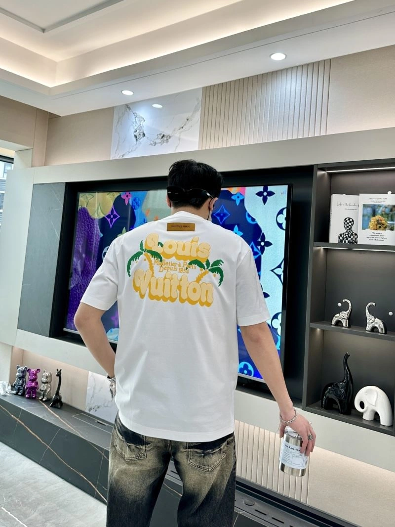 Vibrant Louis Vuitton T-Shirts 135224