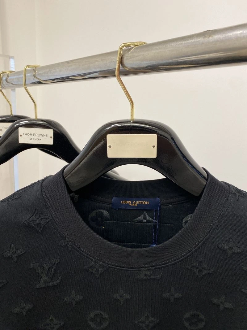 Louis Vuitton T-Shirts Sleek 134560