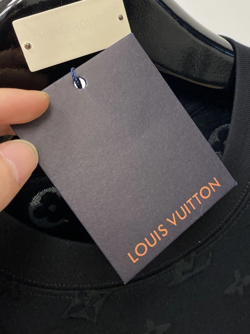 Louis Vuitton T-Shirts Sleek 134560