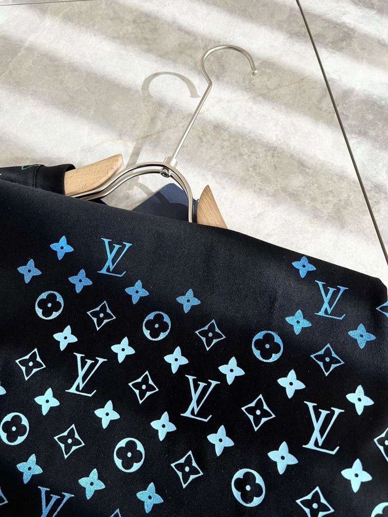 Tailored Louis Vuitton T-Shirts 134544