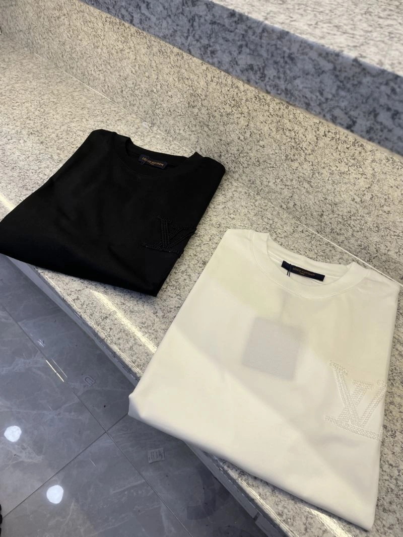 Sleek Louis Vuitton T-Shirts 134397