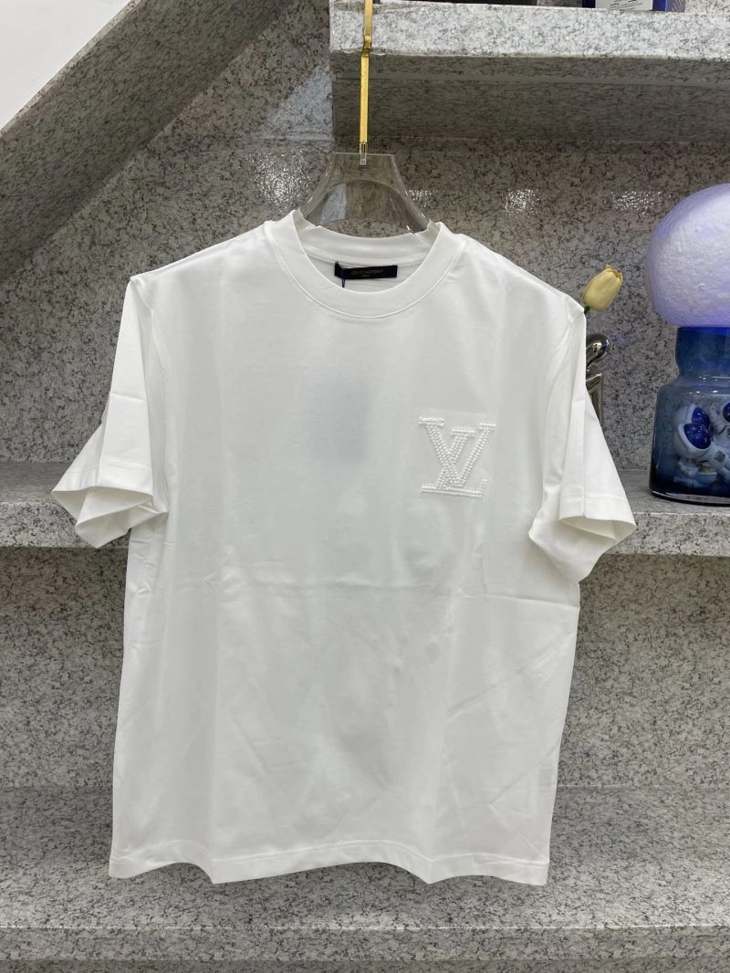Sleek Louis Vuitton T-Shirts 134397