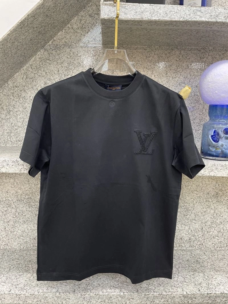 Sleek Louis Vuitton T-Shirts 134397