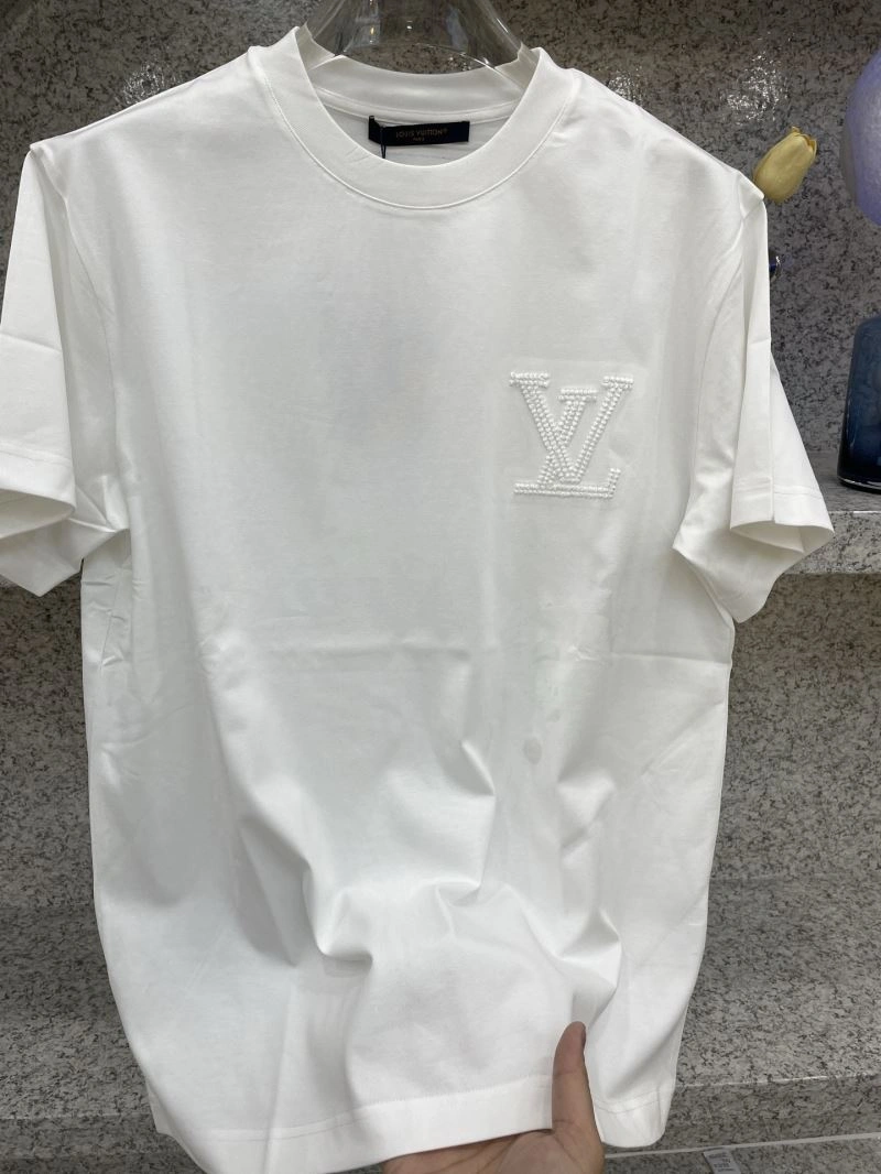 Sleek Louis Vuitton T-Shirts 134397
