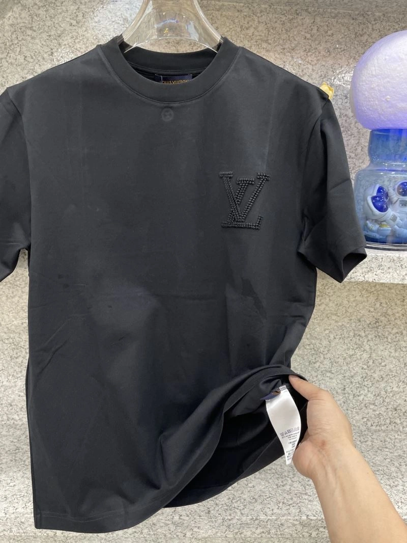 Sleek Louis Vuitton T-Shirts 134397