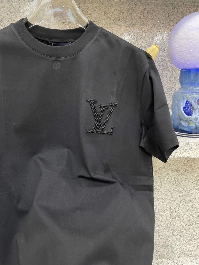 Sleek Louis Vuitton T-Shirts 134397