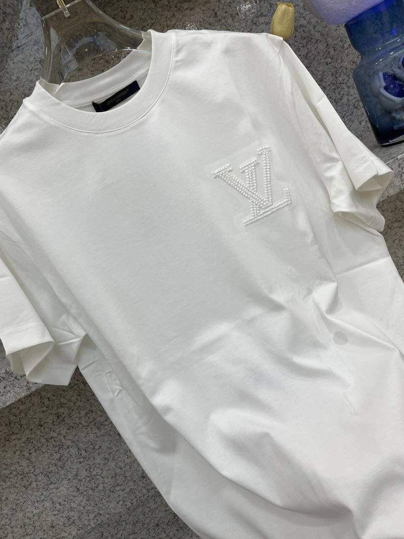Sleek Louis Vuitton T-Shirts 134397