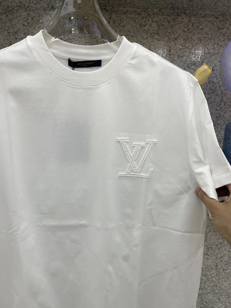 Sleek Louis Vuitton T-Shirts 134397