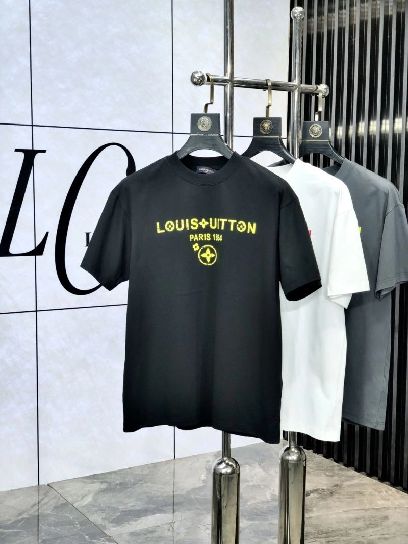 Sporty Louis Vuitton T-Shirts 134359