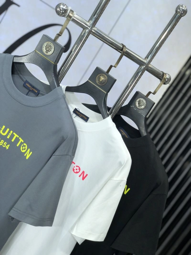 Sporty Louis Vuitton T-Shirts 134359