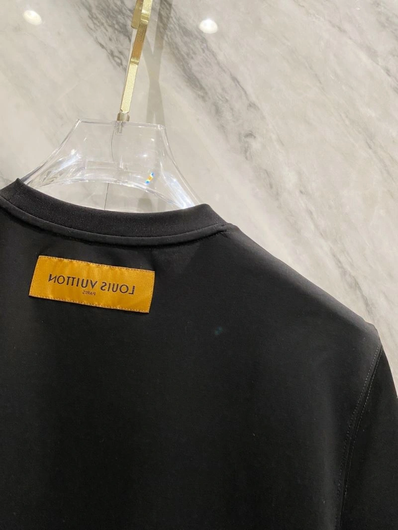 Louis Vuitton T-Shirts Sleek 134348