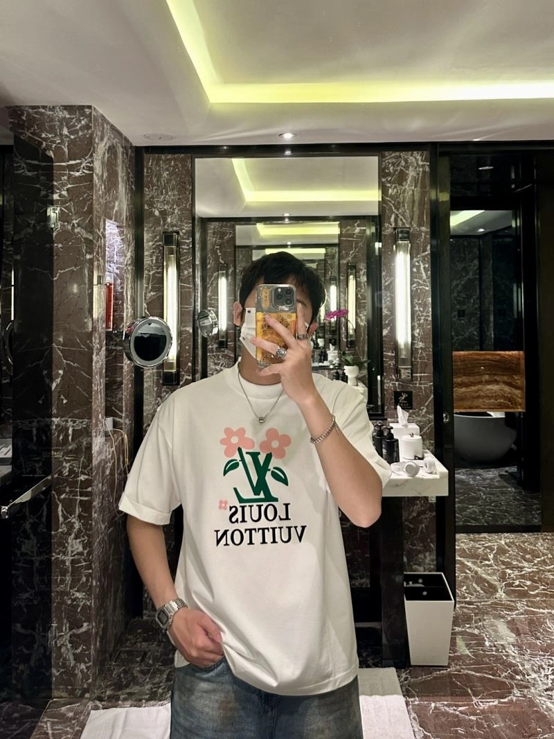 Lightweight Louis Vuitton T-Shirts 134217
