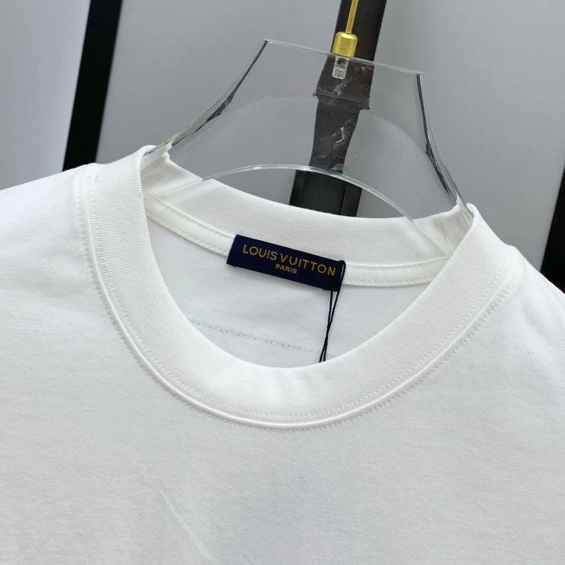 Sleek Louis Vuitton T-Shirts 134201